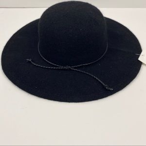 NWT Women’s Knit Floppy Faux Leather Knot Trim